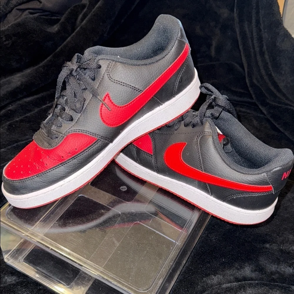 Nike Men's Black and Red Low-Top Sneakers